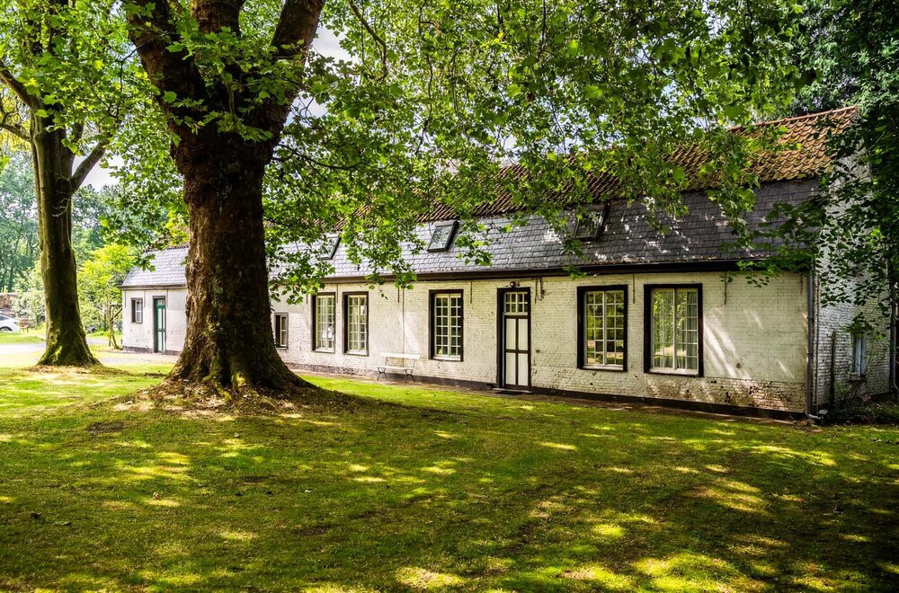 Kasteelhoeve op een historische kasteelsite nabij Gent