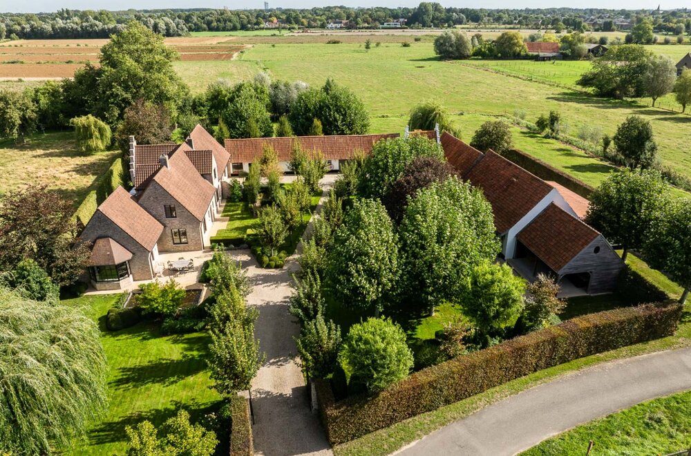 Authentieke hoeve op een domein van bijna 3ha.