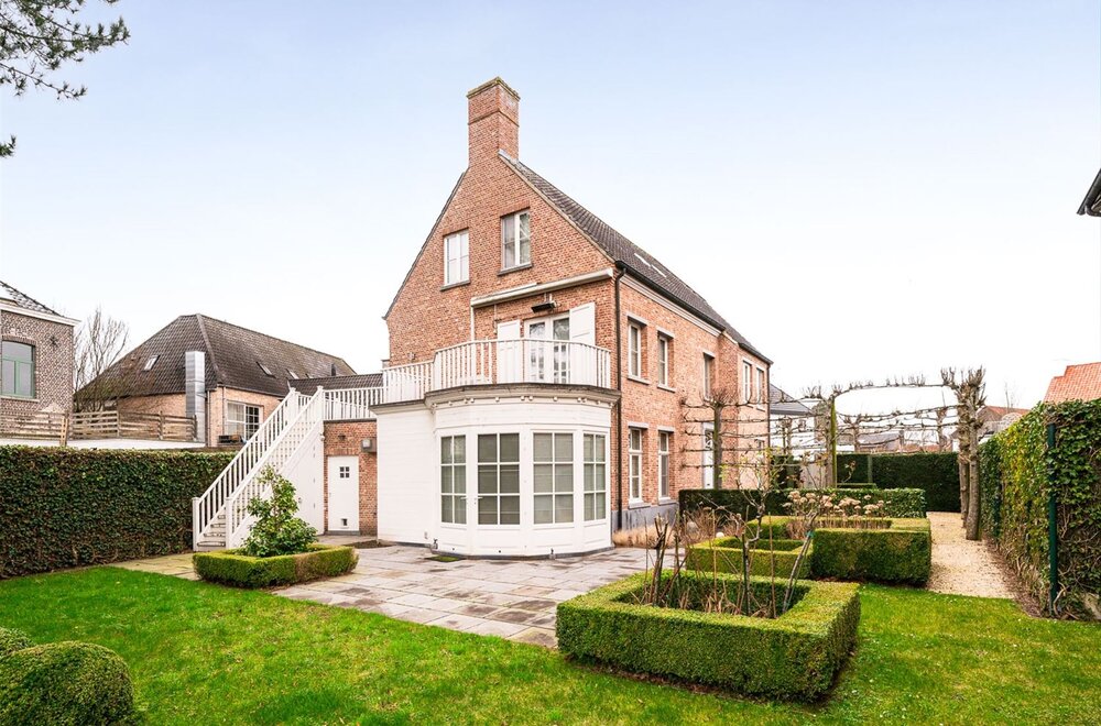 Prachtige villa in hartje Sint-Martens-Latem met zwembad