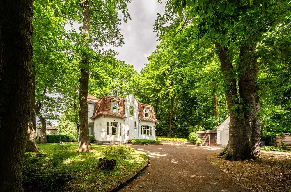 Karaktervolle villa op unieke locatie in het beschermde dorpshart van Deurle