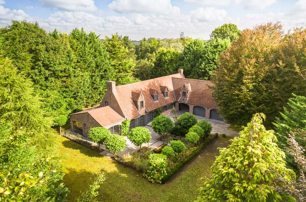 Karaktervolle villa op een unieke locatie in Zwijnaarde