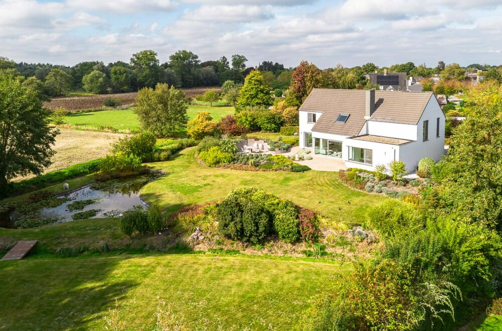 Discreet gelegen villa met zicht op de velden