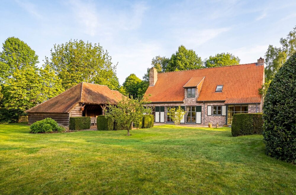 Landelijke villa met cottage bijgebouw.