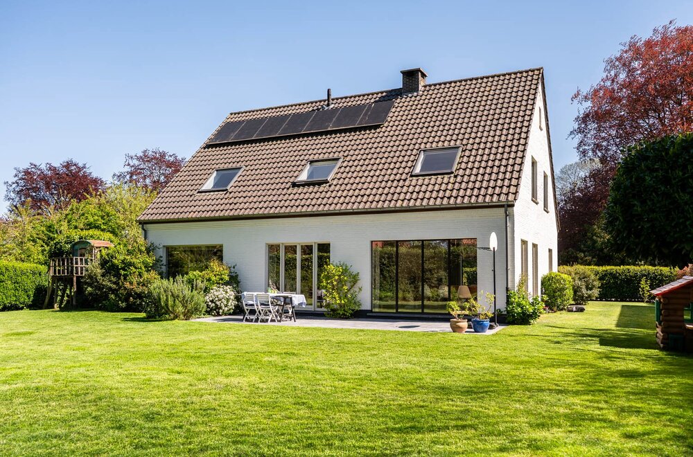 Lichtrijke villa met zonnige tuin